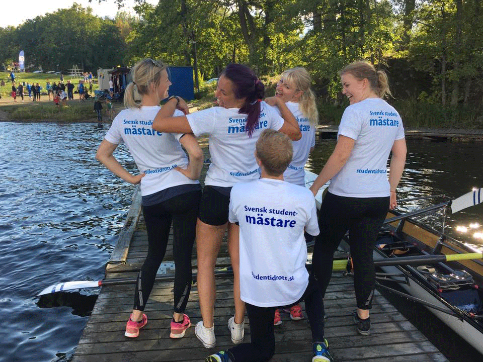 Gruppbild på roddlag med texten "Svenska studentmästare" på ryggen