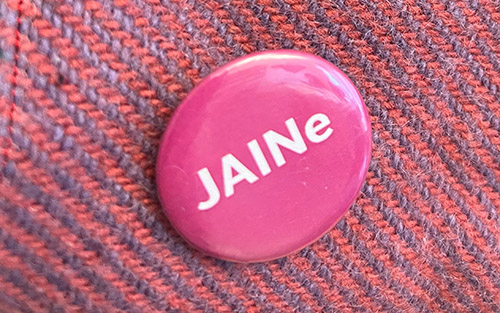 En pin med texten JAINe