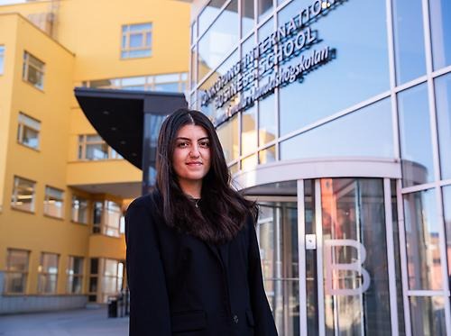 Mariam Matti står utanför Jönköping International Business School.