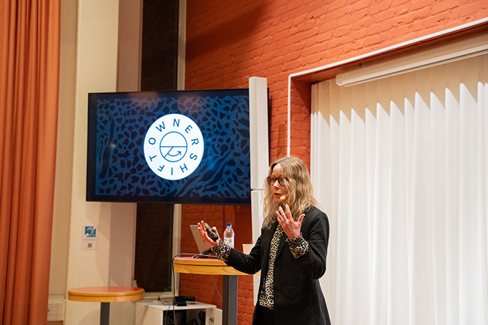 En kvinna som föreläser 