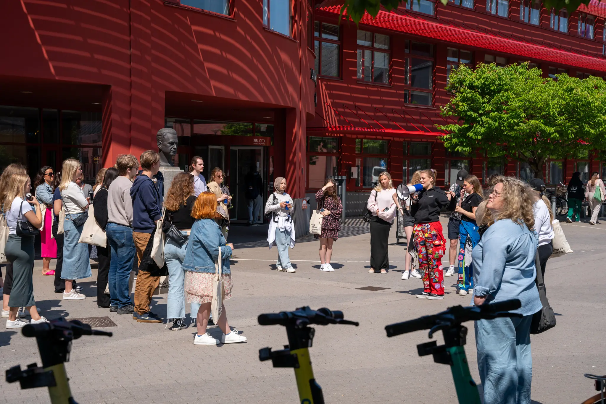 Tour utanför biblioteket