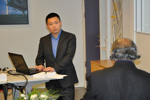 Baiwei Zhu säger att innehållet i hans doktorsavhandling kan direktöverföras till företag och bidra till en kombination av tekniska och ekonomiska fördelar. Här försvarar han sin avhandling i Gjuterisalen på Tekniska Högskolan i Jönköping. Opponent var professor Rajan Ambat från Danmarks Tekniska Universitet. Foto: Daniel Sjödahl
